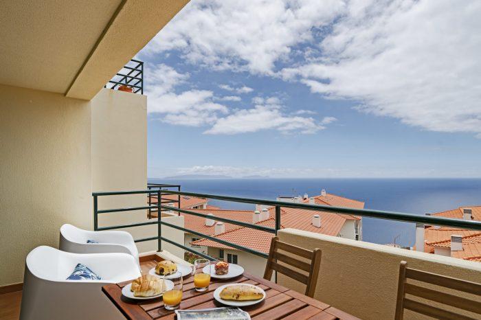 Erdvūs apartamentai su balkonu ir vaizdu į vandenyną