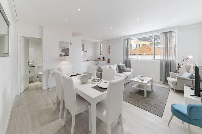 Jaukus butas su balkonu, vaizdu į miestą ir vandenyną