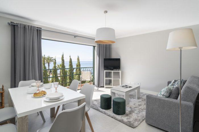 Labai erdvūs apartamentai su vaizdu į vandenyną