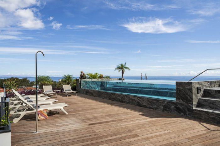 Apartamentai su balkonu, baseinu ir vandenyno vaizdu