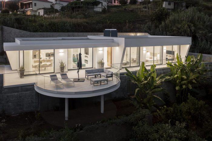 Vila su baseinu, privačiu sodu, vaizdu į vandenyną ir kalnus