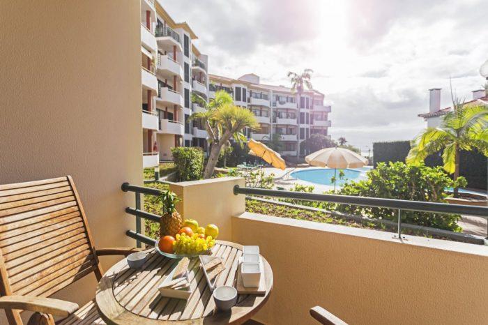 Apartamentai su balkonu ir baseinu