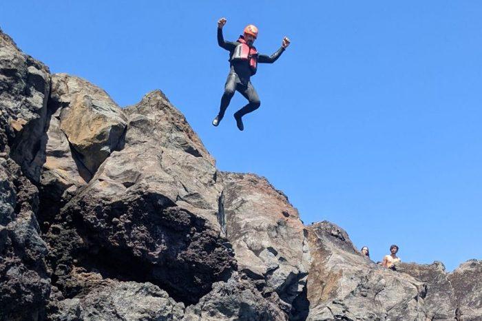 Kopimas į stačias pakrantės uolas ir šokinėjimas