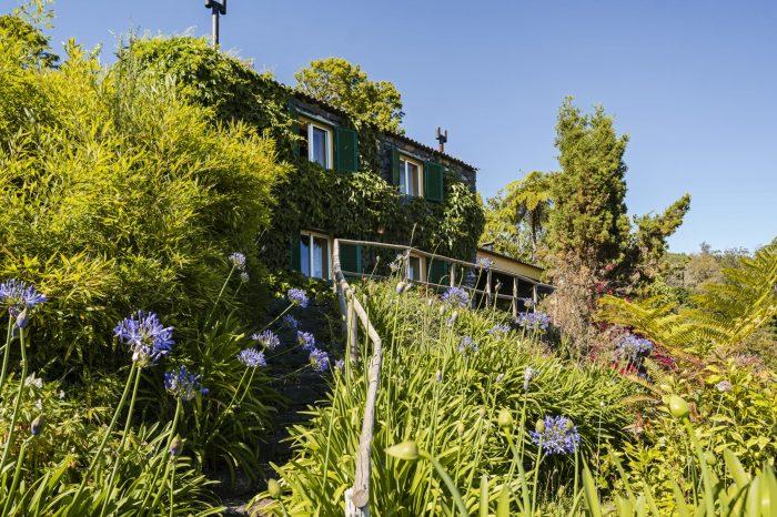 Atokus namelis su vaizdu į Funšalį gamtoje