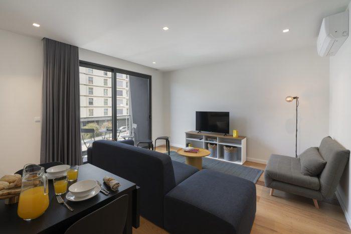 Modernūs apartamentai su balkonu ir vaizdu į miestą