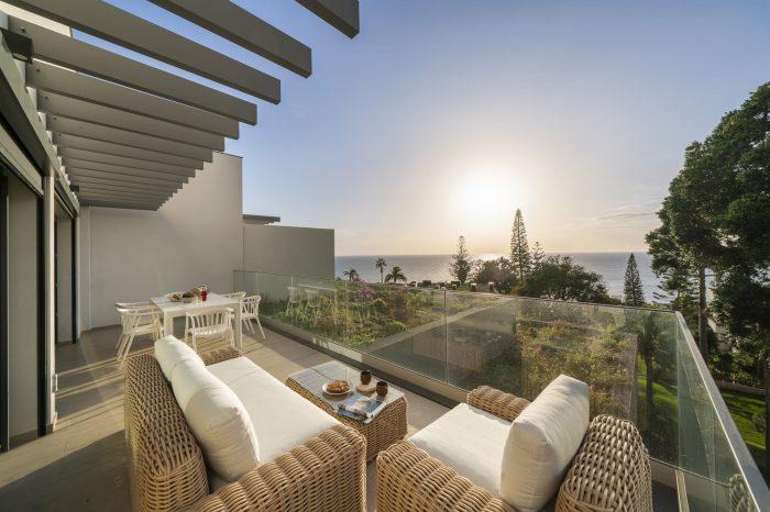 Modernūs apartamentai su balkonu, vaizdu į vandenyną ir baseinu